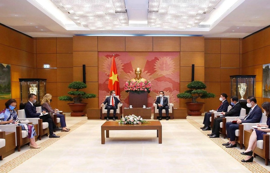 Chủ tịch Quốc hội Vương Đình Huệ tiếp Đại sứ EU tại Việt Nam (Ảnh: TTXVN) 