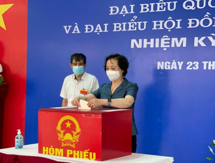 Bộ trưởng Phạm Thị Thanh Trà bỏ phiếu bầu cử tại phường Xuân Tảo, quận Bắc Từ Liêm, Hà Nội. Ảnh BNV 
