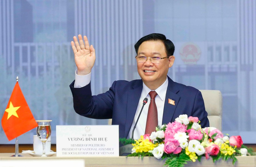 Chủ tịch Quốc hội Vương Đình Huệ tại hội đàm trực tuyến
