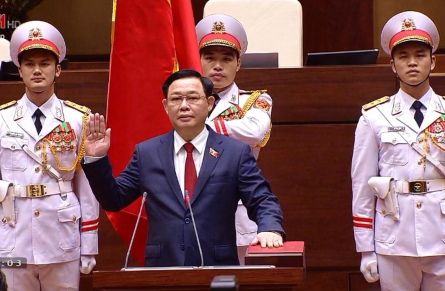 Chủ tịch Quốc hội Vương Đình Huệ thực hiện nghi thức Tuyên thệ sau khi được Quốc hội bầu