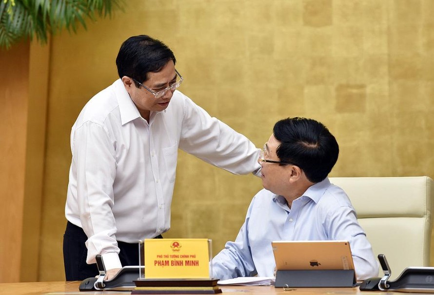 Thủ tướng Chính phủ Phạm Minh Chính trao đổi với Phó Thủ tướng Phạm Bình Minh tại kỳ họp tháng 4
