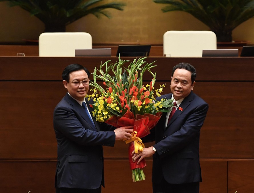 Chủ tịch Quốc hội tặng hoa Phó Chủ tịch Quốc hội Trần Thanh Mẫn. Ảnh Như Ý