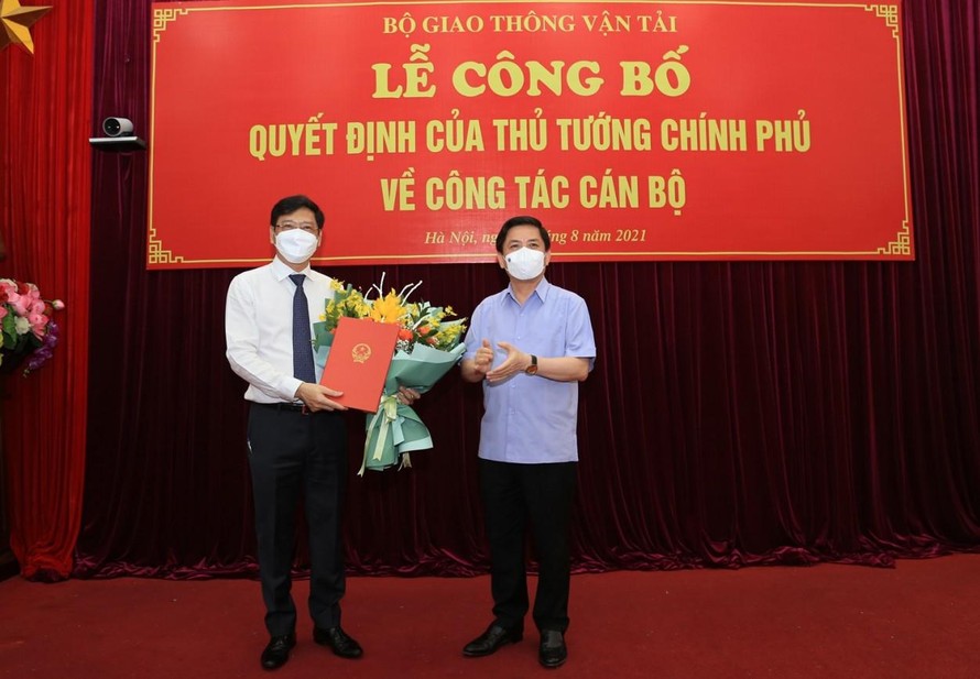 Bộ trưởng Nguyễn Văn Thể trao quyết định và chúc mừng tân Thứ trưởng Nguyễn Xuân Sang. Ảnh VGP