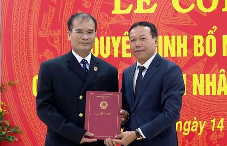 Phó Chánh án Tòa án nhân dân Tối cao Nguyễn Trí Tuệ trao quyết định cho đồng chí Vũ Công Đồng. Ảnh VGP 