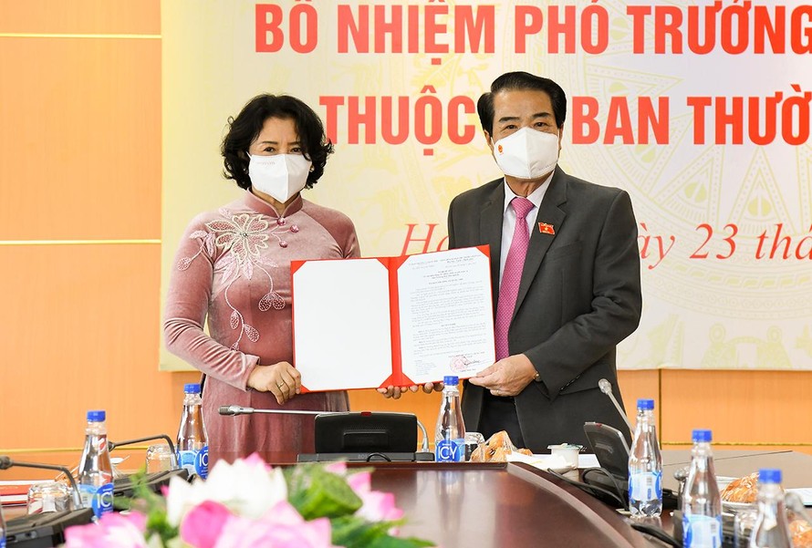 Trưởng ban Dân nguyện Dương Thanh Bình trao Nghị quyết bổ nhiệm Phó Trưởng ban cho bà Lê Thị Nguyệt. Ảnh QH 