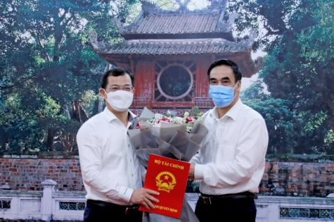 Thứ trưởng Trần Xuân Hà trao quyết định cho tân Cục trưởng Nguyễn Tân Thịnh. (Ảnh BTC) 