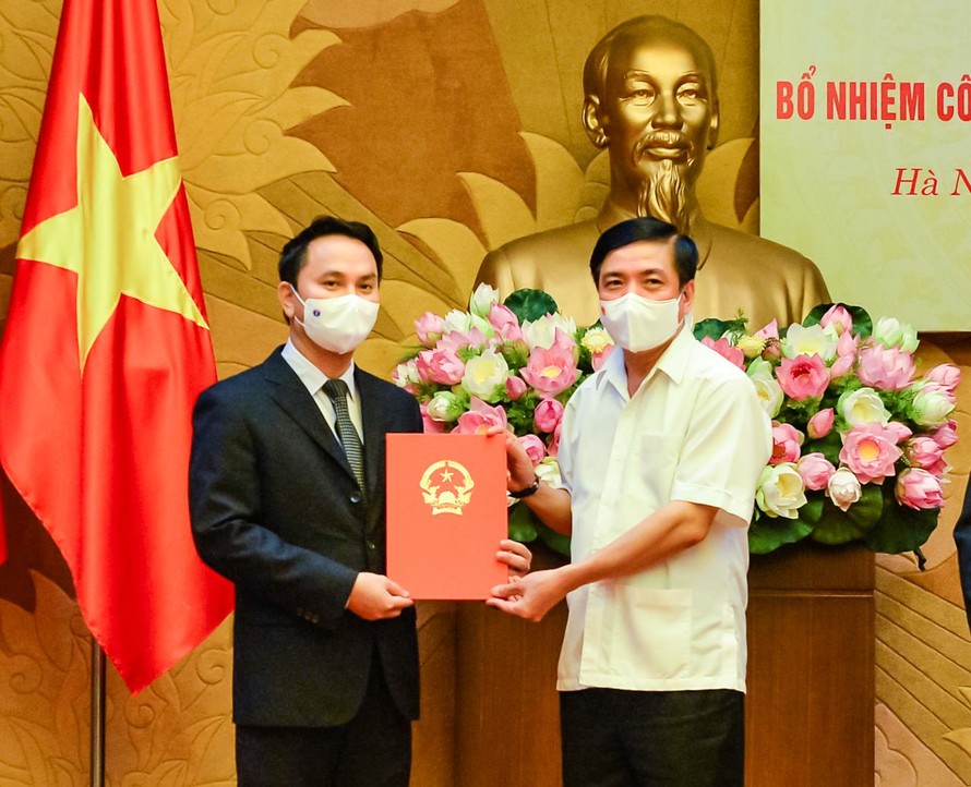 Tổng Thư ký Quốc hội Bùi Văn Cường trao Quyết định bổ nhiệm cho Phó Giám đốc Trung tâm Bồi dưỡng đại biểu dân cử Vũ Văn Hoàng Hà (Ảnh: QH)