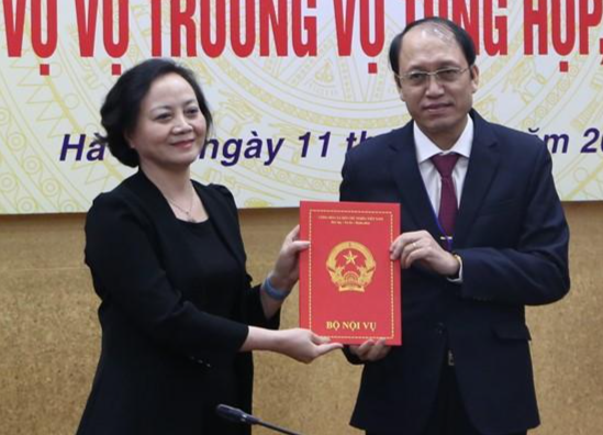 Bộ trưởng Nội vụ Phạm Thị Thanh Trà trao quyết định bổ nhiệm chức danh Vụ trưởng Vụ Tổng hợp cho ông Nguyễn Văn Thủy