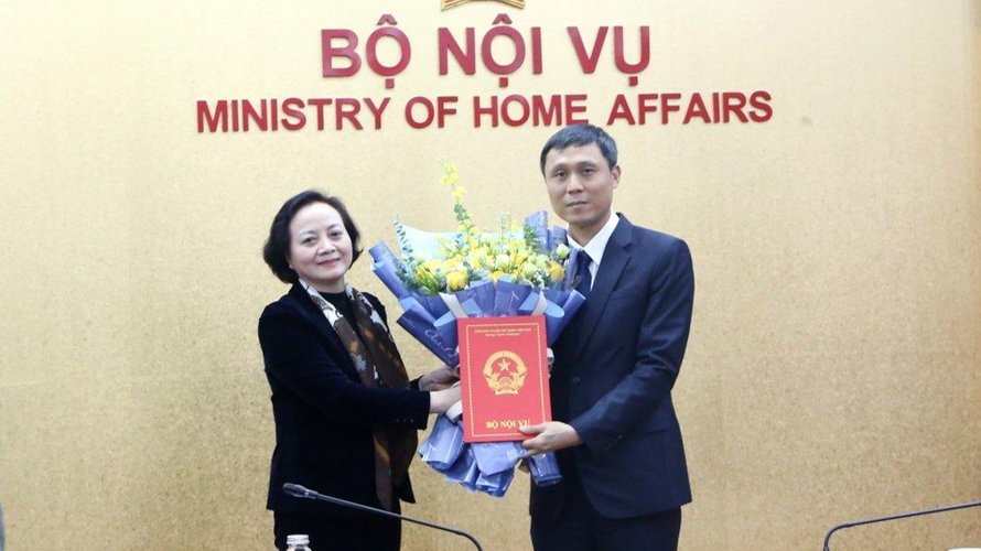 Bộ trưởng Nội vụ Phạm Thị Thanh Trà trao quyết định cho tân Vụ trưởng Vụ Tổ chức - Biên chế Vũ Hải Nam