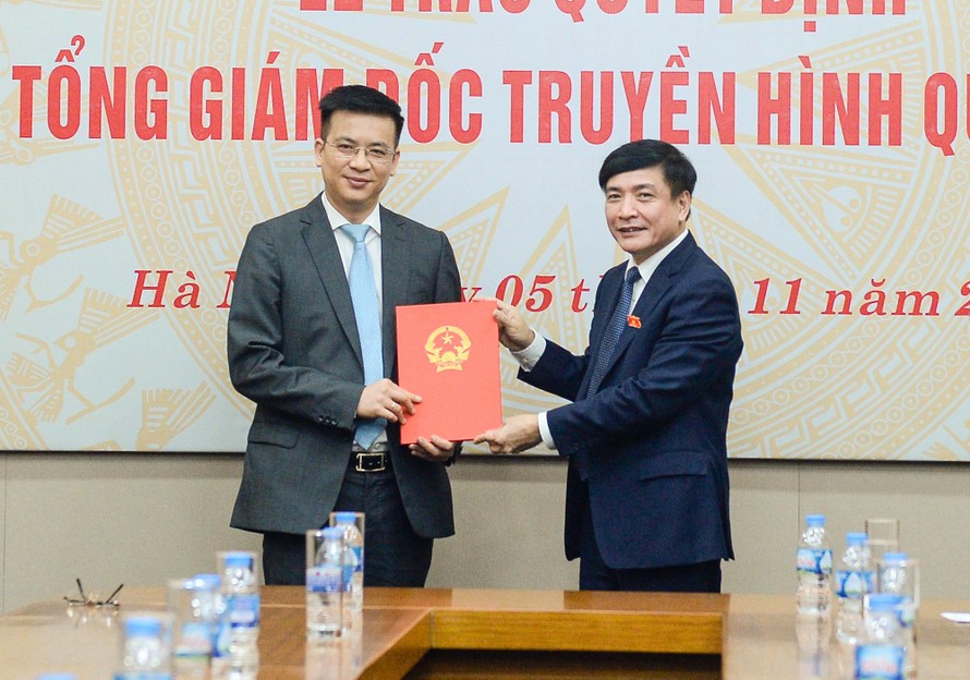 Chủ nhiệm Văn phòng Quốc hội Bùi Văn Cường trao Quyết định tiếp nhận và bổ nhiệm Tổng Giám đốc Truyền hình Quốc hội Việt Nam cho ông Lê Quang Minh. Ảnh QH 