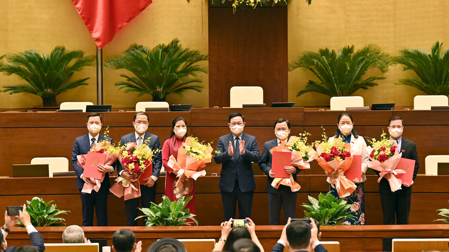 Chủ tịch Quốc hội Vương Đình Huệ trao nghị quyết cho Nhóm đại biểu Quốc hội trẻ. Ảnh Như Ý