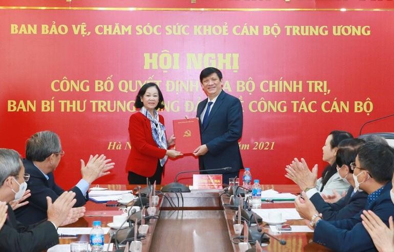 Trưởng Ban Tổ chức Trung ương Trương Thị Mai trao Quyết định cho ông Nguyễn Thanh Long, Bộ trưởng Bộ Y tế kiêm giữ chức Trưởng Ban Bảo vệ, chăm sóc sức khoẻ cán bộ Trung ương.