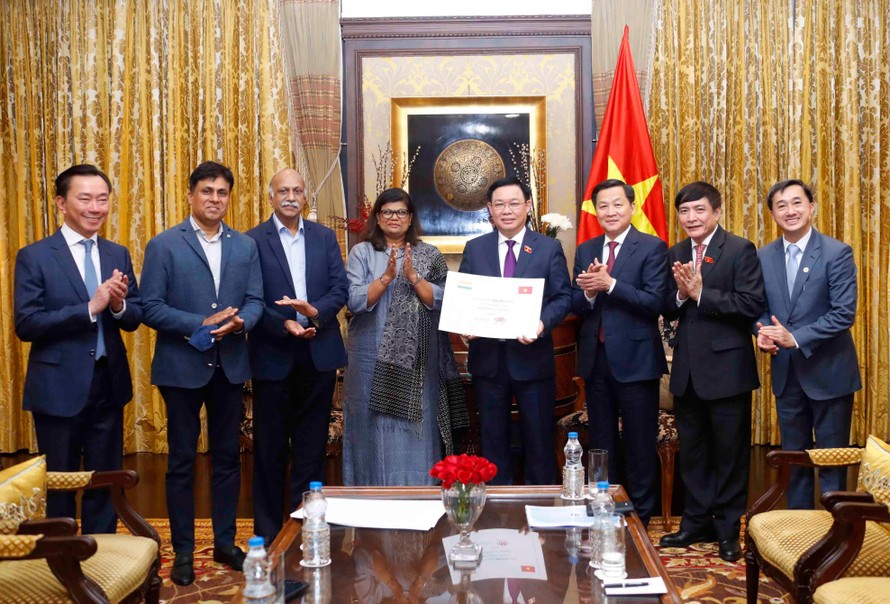 Bà Suchitra Ella đã trao tặng 200.000 liều vắc xin Covaxin phòng COVID–19 cho trẻ em Việt Nam
