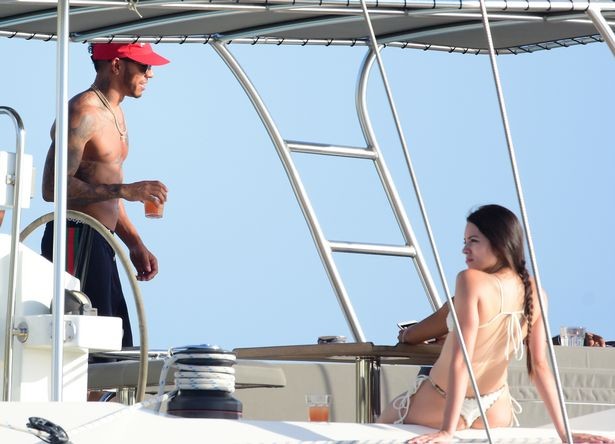 Cánh săn ảnh đã chụp được nhiều bức ảnh ghi lại khoảnh khắc vui vẻ của Lewis Hamilton giữa vòng vây của các cô gái xinh đẹp diện những bộ bikini nóng bỏng.