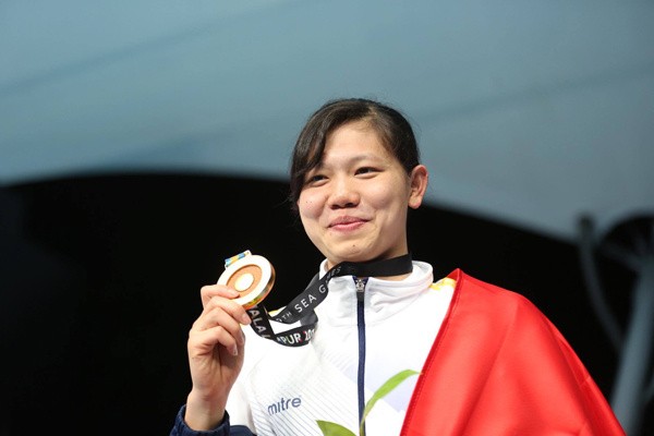 Kình ngư Nguyễn Thị Ánh Viên khép lại ngày thi đấu chính thức thứ 2 của TTVN tại SEA Games 29 bằng chiếc HCV ở nội dung bơi 100m ngửa nữ. Ảnh: Vnexpress.