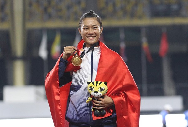 Tú Chinh khoe tấm HC vàng 100m - cự ly danh giá nhất trên đường chạy. Ảnh: Vnexpress