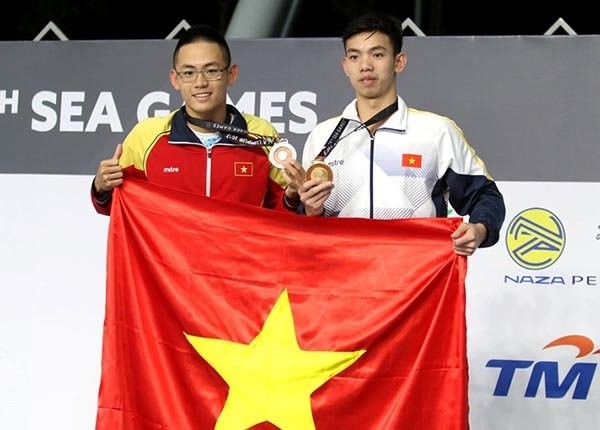 Lâm Quang Nhật và Nguyễn Huy Hoàng trên bục nhận huy chương.