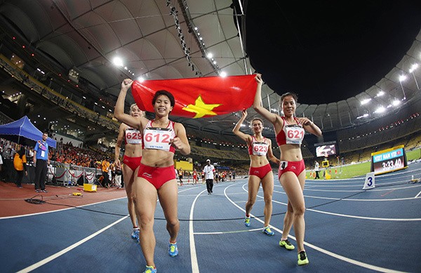Đội tiếp sức nam Việt Nam giành HCV nội dung cạy 4x400m nữ.