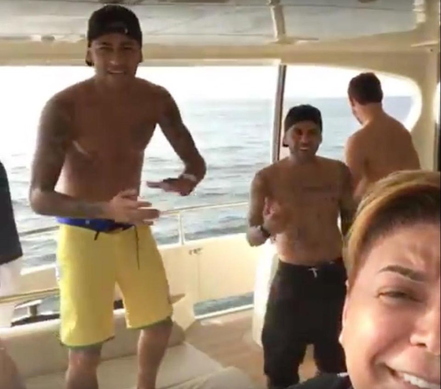 Neymar, Dani Alves và Thiago Silva say sưa hát trên du thuyền.