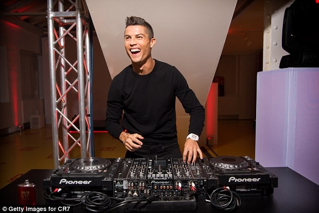 Ronaldo xuất hiện với vai trò một DJ trong bữa tiệc ra mắt sản phẩm mới