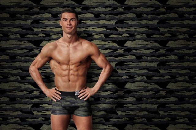Ở tuổi 32, thân hình Ronaldo vẫn vô cùng săn chắc và gợi cảm