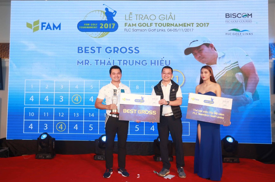 Ông Trần Quang Huy – Tổng giám đốc Tập đoàn FLC, Trưởng BTC trao giải Best Gross cho golfer Thái Trung Hiếu 