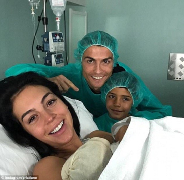 Cristiano Ronaldo hạnh phúc đón con thứ 4