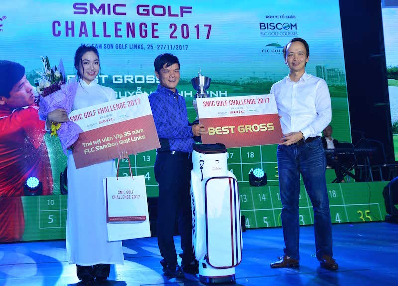Ông Trịnh Văn Quyết - Chủ tịch HĐQT Công ty CP Tập đoàn FLC trao giải thưởng cho golfer Nguyễn Mạnh Minh.