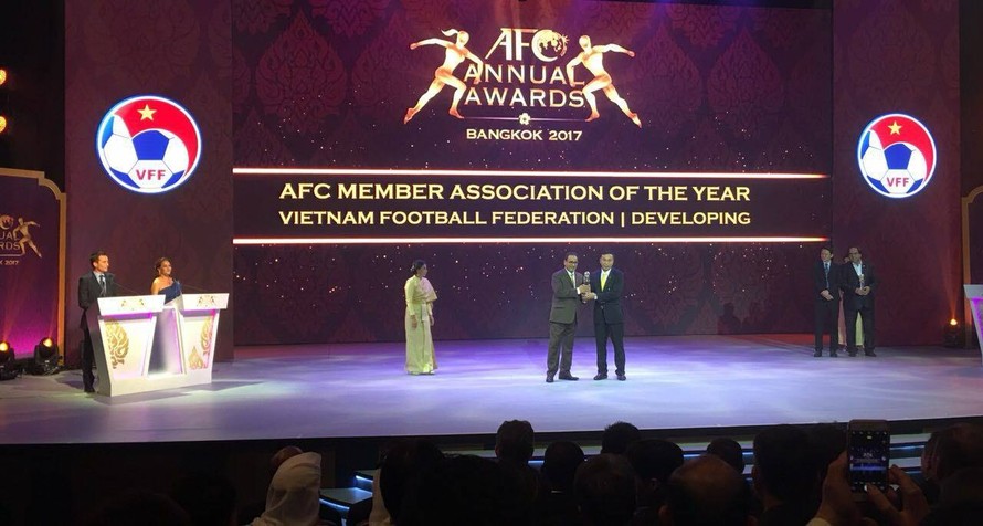 Phó Chủ tịch thường trực Trần Quốc Tuấn, đại diện VFF nhận giải thưởng từ AFC
