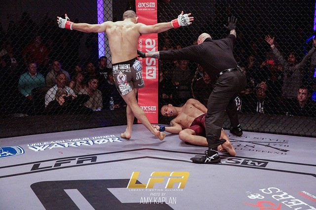 Vẫy tay mời đối thủ ra đòn, võ sĩ MMA bị đấm bất tỉnh