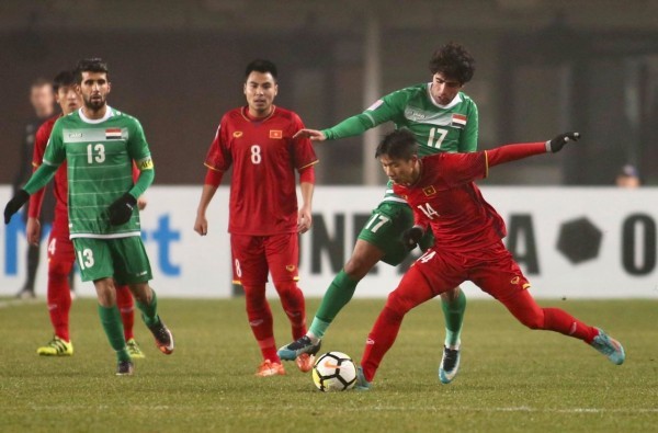 Phan Văn Đức (áo đỏ, số 14) là ngôi sao mới của bóng đá Việt Nam