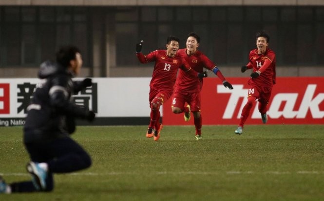 Cầu thủ U23 Việt Nam ăn mừng sau pha ghi bàn