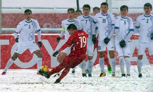 Siêu phẩm sút phạt vào lưới U23 Uzbekistan trong trận chung kết của Quang Hải khiến cả triệu trái tim người hâm mộ vỡ òa.