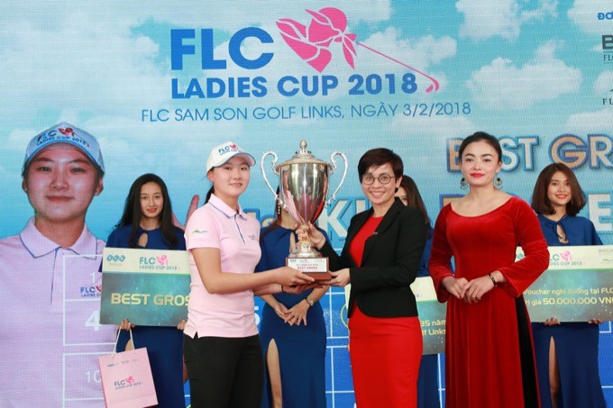 Bà Bùi Hải Huyền, Phó Tổng giám đốc Tập đoàn FLC, trưởng BTC FLC Ladies Cup 2018 trao giải cho golfer Kim Do Yeon.