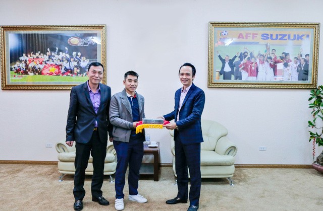 Chủ tịch FLC mang 1 tỷ đồng tiền mặt trao thưởng cho U23 Việt Nam