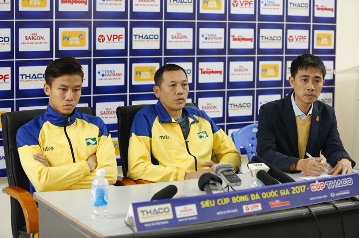 HLV Nguyễn Đức Thắng (giữa) trong buổi trao đổi thông tin với báo chí trước trận đấu. Ảnh: Hồng Vĩnh.