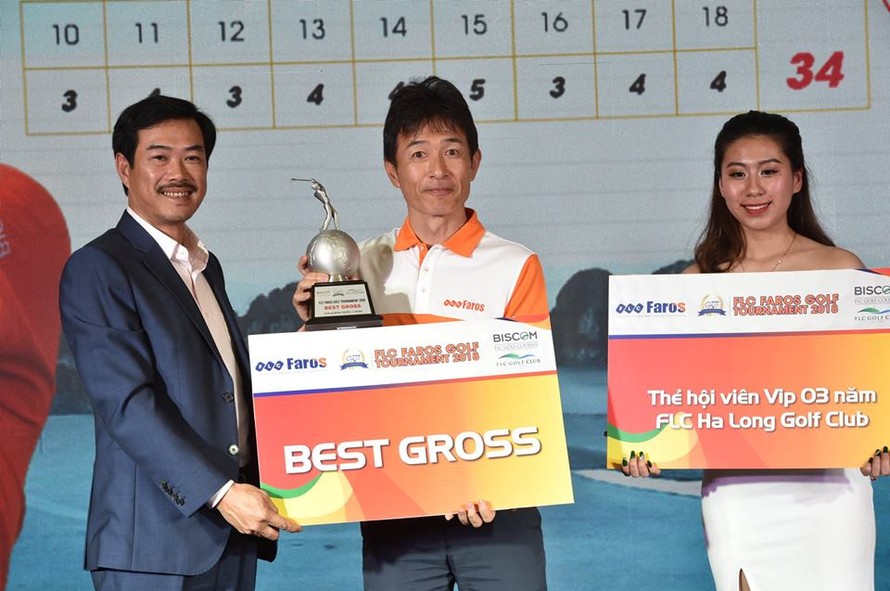 Golfer người Nhật Bản Tomoyoshi Makoto nhận thưởng