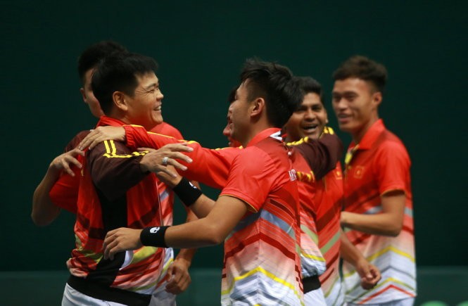 Các tuyển thủ Việt Nam ăn mừng chiến thắng