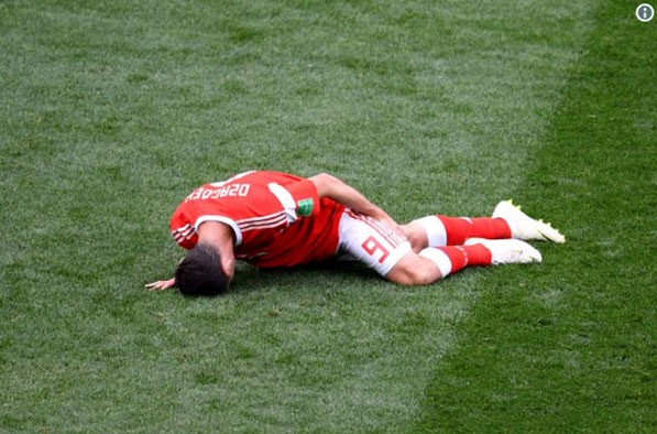  Alan Dzagoev dính chấn thương sau vài 22 phút thi đấu ở trận khai mạc