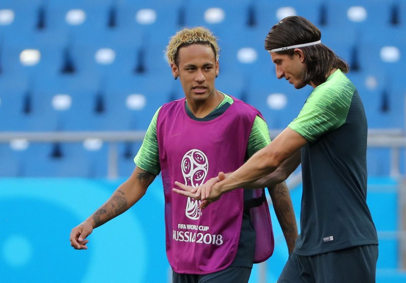 Tin nhanh World Cup: Neymar trình làng kiểu tóc 'mỳ tôm' lấy may