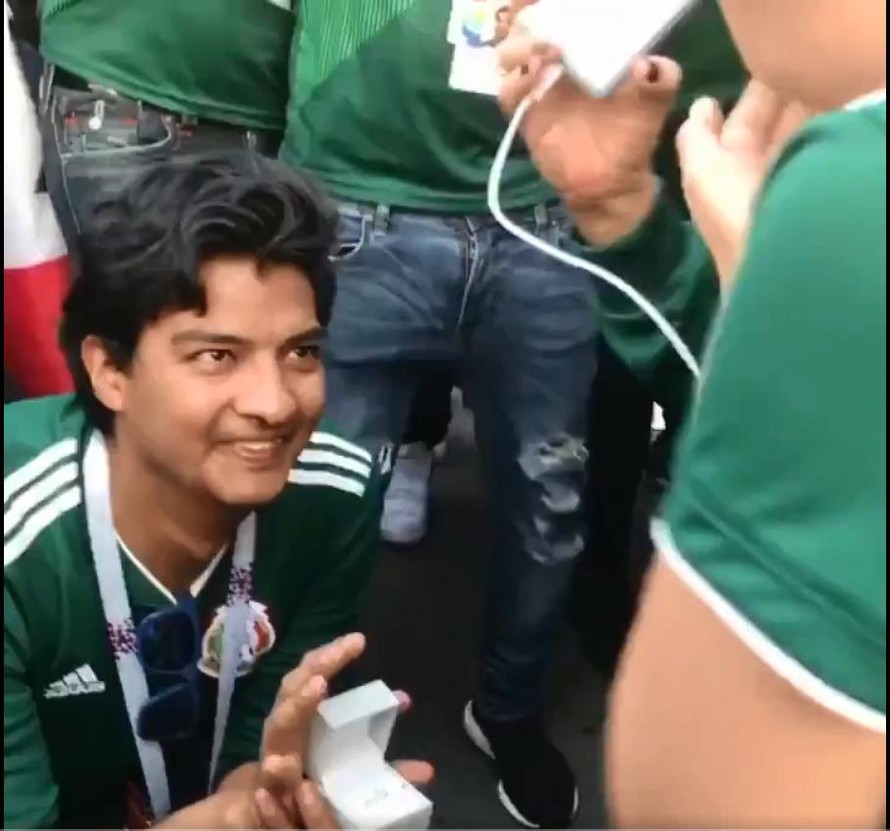 CĐV Mexico cầu hôn bạn gái thành công nhờ trận thắng Đức