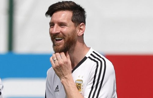 Messi cười thả ga khi nhận quà sinh nhật đặc biệt