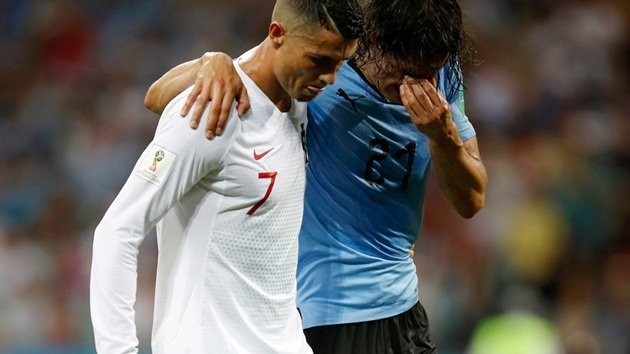 Tranh cãi về khoảng khắc Ronaldo dìu Cavani rời sân