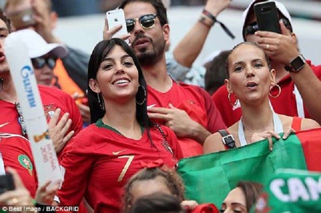 Bồ Đào Nha bị loại, bạn gái Ronaldo mang tiếng... 'đen'