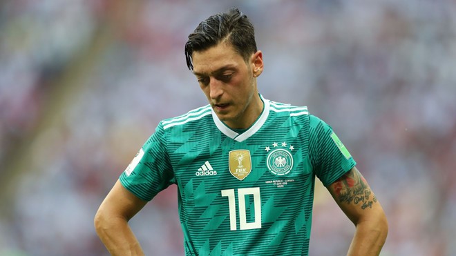 Tin nhanh World Cup: Bố Oezil khuyên con trai giã từ đội tuyển Đức