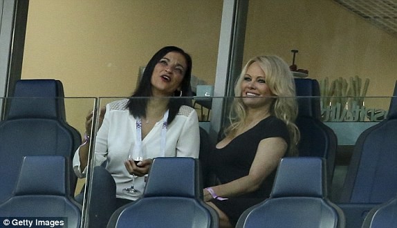 Pamela Anderson (phải) cổ vũ bạn trai ở khán đài.