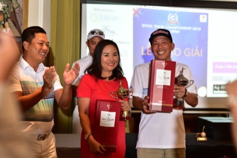 Hai golfer Hùng Nguyễn và Đặng Thị Lan Hương vô địch ở bảng Nam và bảng Nữ.