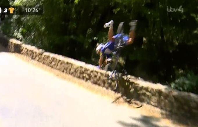 Cua-rơ rơi xuống vực, vẫn cố về đích ở Tour de France