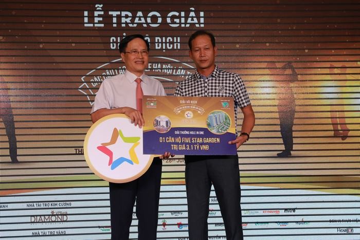 Golfer Ngô Văn Dũng nhận thưởng từ nhà tài trợ