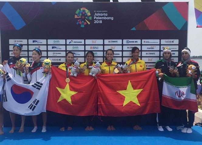 4 cô gái "vàng" Rowing Việt Nam hân hoan nhận huy chương